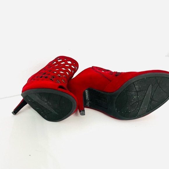 BNWOT Christian Siriano Cut out design Peep toe heeled Ankle boots zip back Red - Picture 5 of 7